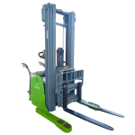 Empilhadeira Elétrica Patolada Pantog. c/ Oper. em Pé Freedom 1,5T